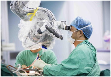 李雪松教授手術中