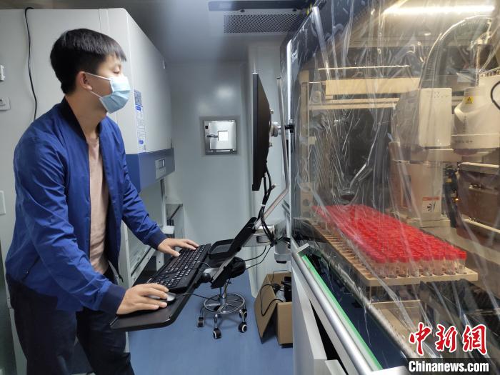 工作人員在調試檢測車內部設備。 王鵬 攝